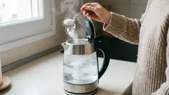 Místo octa a jedlé sody přidávám tento levný prášek. Vodní kámen z konvice zmizí jako mávnutím kouzelného proutku.