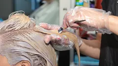 Jak často si barvit vlasy, aby se nelámaly: rytmus, který většina lidí přehlíží