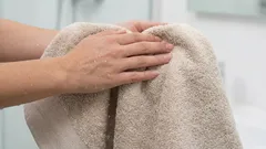 Jak často je třeba prát ručníky: kdy je není třeba měnit po každé sprše a kdy je na to čas.