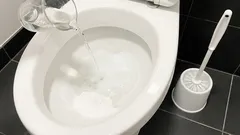 Půl sklenice – a záchod je jako nový. Zajímavé způsoby čištění staré sanitární techniky.