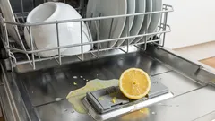 Má se do myčky přidávat citron: proč se to doporučuje a jaký to má vliv na nádobí.