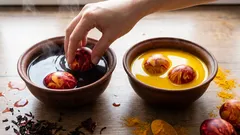 Jak obarvit velikonoční vajíčka přírodními barvivy a dosáhnout krásných barev bez použití hotových sad