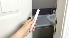 Jednou za měsíc jdu do koupelny s obyčejnou bílou svíčkou. Další úklid je pak výrazně snazší.