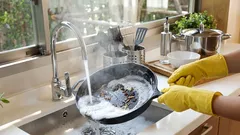 Nánosy z pánve zmizí během několika minut: jednoduchý trik pro dokonalý lesk