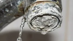 Voda z kohoutku bude opět proudit jako potůček: rychlý způsob, jak odstranit vodní kámen ze sítka