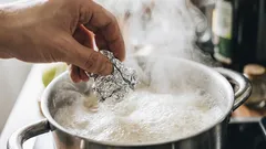 Proč házet alobal do vroucí vody? Takto tento netradiční trik pomůže nádobí za 2 minuty