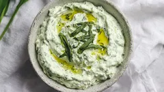 Řecká klasika po česku: tzatziki s medvědím česnekem a okurkou bez přebytečné vody