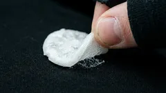 Žvýkačka na oblečení: jak ji odstranit bez nůžek a proč je mrazák nejlepším přítelem každé hospodyňky