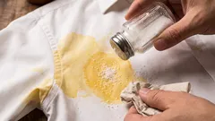 Jak odstranit olejové skvrny z oblečení: babiččin trik