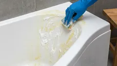 Jak odstranit žluté skvrny z vany bez použití chemických prostředků? Tato domácí pasta vám s tím pomůže.