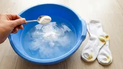 Dám 2 lžíce do vody a bílé prádlo je jako nové: zažloutnutí a nečistoty zmizí během praní