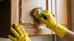 Jak smýt mastný film ze skříněk za pár minut: trik s teplou vodou, který funguje