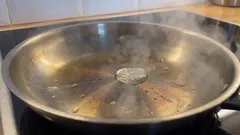 Pánev se připaluje: jak ji správně zahřát a proč kapka vody ukazuje ideální teplotu