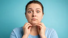 Objevuje se vám v pozici s vytočenou hlavou „dvojitá brada“? Napravte tuto častou chybu a chraňte si krk.