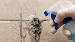 Spáry mezi kuchyňskými obklady se od plísně zbaví během chvilky: zapamatujte si složení tohoto jednoduchého roztoku