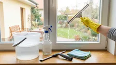 Čištění oken po zimě bez zbytečné námahy: rychlý způsob, jak sklům vrátit dokonalou průzračnost bez šmouh