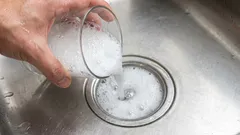 Jednoduchý způsob, jak vyčistit umyvadlo pomocí domácího roztoku za 2 minuty.