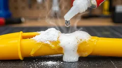 Směs lepidla a jedlé sody: proč se doporučuje a k čemu slouží?