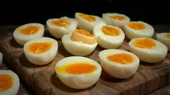 Proč profesionální kuchaři nikdy nevaří vejce až po tom, co voda začne vřít: tajemství dokonalého pokrmu