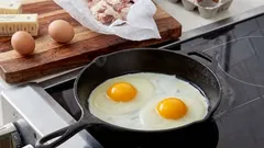 Proč potřebujete studenou pánev k přípravě dokonalých míchaných vajec: technika, která změní vaše ráno