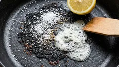 Staré hrnce budou zářit jako nové: zapamatujte si tento způsob, jak se rychle zbavit připálených usazenin