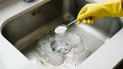 Zápach z kuchyňského nebo koupelnového odtoku? Jednoduchý domácí postup, který často zabere za pár minut