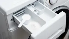 Jak vyčistit pračku: nasypte 75 g přípravku do přihrádky na prací prostředky – nečistoty a plíseň se uvolní ve formě černých vloček.