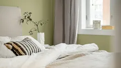  Proč by postel neměla být umístěna tak, aby čelo směřovalo k oknu: nejen kvůli průvanu, ale také kvůli narušení pocitu bezpečí.