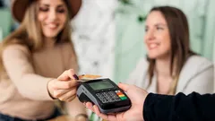 Peníze jsou, ale strach zůstal: psychologové pojmenovali pět skrytých návyků lidí, kteří vyrůstali v chudobě