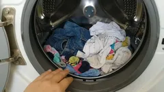 Číslo „7 kg“ na pračce udává hmotnost suchého nebo mokrého prádla: jak vypočítat náplň