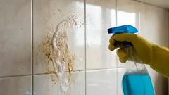 Odstraňuji mastnotu z kuchyňské zástěry bez agresivních chemikálií: tento prostředek si poradí s jakýmkoli znečištěním