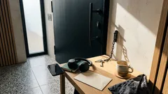 Co lidé s vysokou sebeúctou přestanou vysvětlovat — a proč to často znejistí okolí