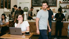 6 známek toho, že je člověk zamilovaný, ale skrývá to