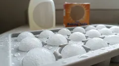 Mražené kuličky z jedlé sody a prostředku na mytí nádobí vrátí čistotu jakékoli sanitární technice