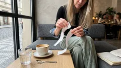 Když se z laskavosti stane dluh: tiché signály, že partner počítá zásluhy