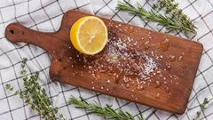 Jak na čisté a voňavé prkénko: domácí prostředky, které máte už v kuchyni