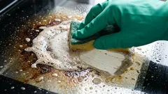 Sklo trouby se leskne jako zrcadlo: tento domácí trik si poradí i s odolnými skvrnami