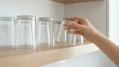 Proč by se sklenice a šálky měly skladovat obrácené dnem vzhůru: zapamatujte si to na celý život