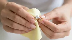 Zlatník předvádí, jak čistit šperky pomocí běžného čisticího prostředku.
