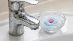 Tablety do myčky v koupelně? Tento trik vám pomůže zbavit se nečistot bez drhnutí kartáčem.