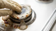 Jak odstranit zaschlý tuk z plotýnek sporáku bez drahých prostředků a pronikavých pachů.