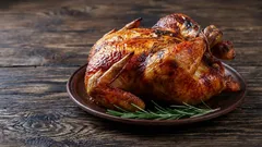 Co udělat s kuřetem, aby bylo maso šťavnaté a měkké: tři nejlepší marinády na pečení v troubě